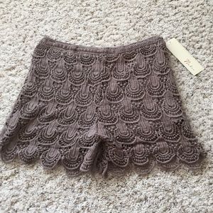 Nabee knit crochet lace scallop edge taupe shorts S